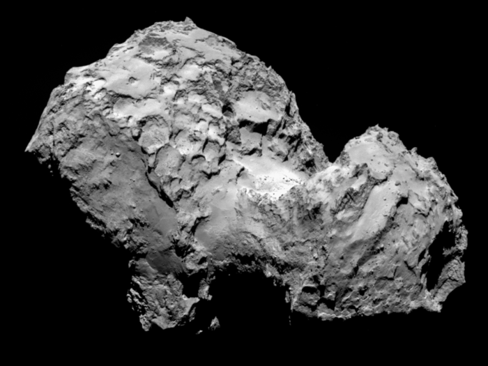 O director de operacións da sonda Rosetta, da Axencia Espacial Europea (ESA), Sylvain Lodiot, confirmou que a nave Rosetta se encontrou co cometa 67/P Churyumov-Gerasimenko. "Estamos aí", dixo Lodiot no centro de control de operacións da ESA na cidade alemá de Darmstadt (oeste do país). O encontro da Rosetta co cometa 67/P Churyumov-Gerasimenko produciuse ás 09.00 horas GMT do mércores, se ben a confirmación chegou unha media hora despois porque a nave está a unha distancia de 400 millóns de quilómetros da Terra. Previamente o director xeral da ESA, Jean-Jacques Dordain, dixo que a misión Rosetta é "única" polos seus "retos tecnolóxicos" e "a precisión da súa navegación".