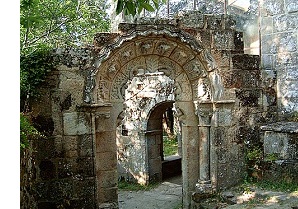 Arco exento no mosteiro de Santa Cristina.