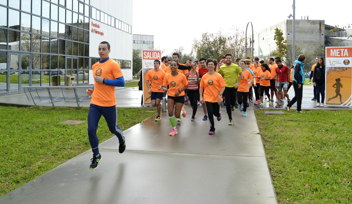 Participantes na carreira Beer Runners no campus de Pontevedra.