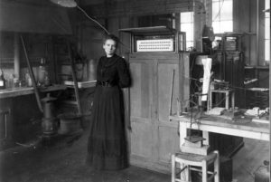 Marie Curie, no seu laboratorio de París en 1912.