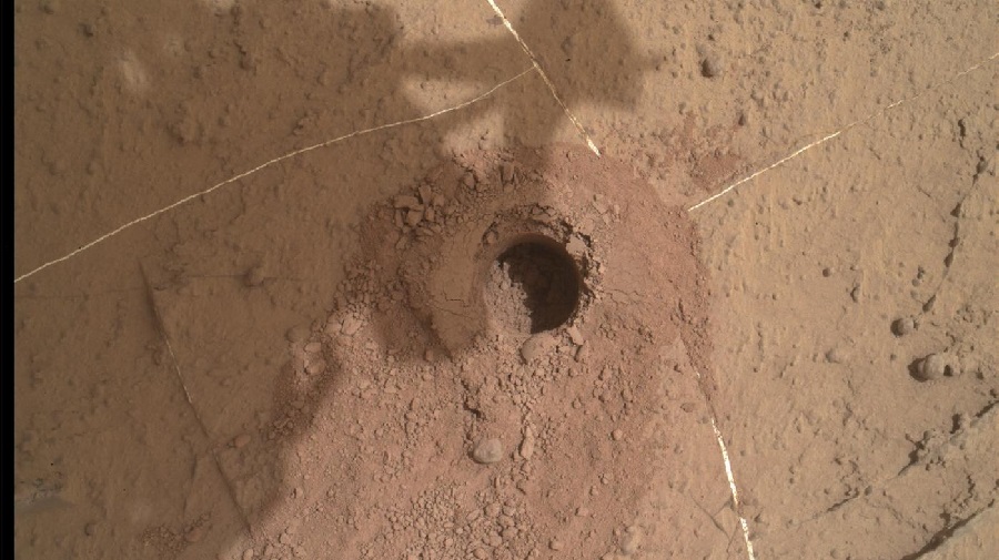 Unha das perforacións de Curiosity na superficie de Marte. Foto: NASA/JPL-Caltech/MSSS.