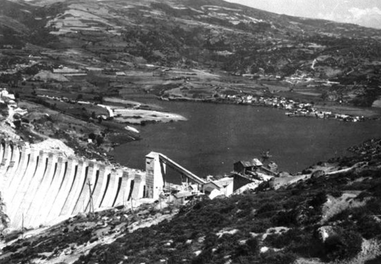 A aldea de Alberguería, comezando a inundarse pouco despois da construción do encoro de Prada, no ano 1958. Foto: albergueria.es.
