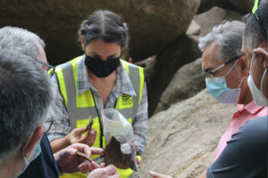 Unha das investigadoras de Xeitura amosa as pezas de cerámica atopadas no lugar. Foto: Xeitura.